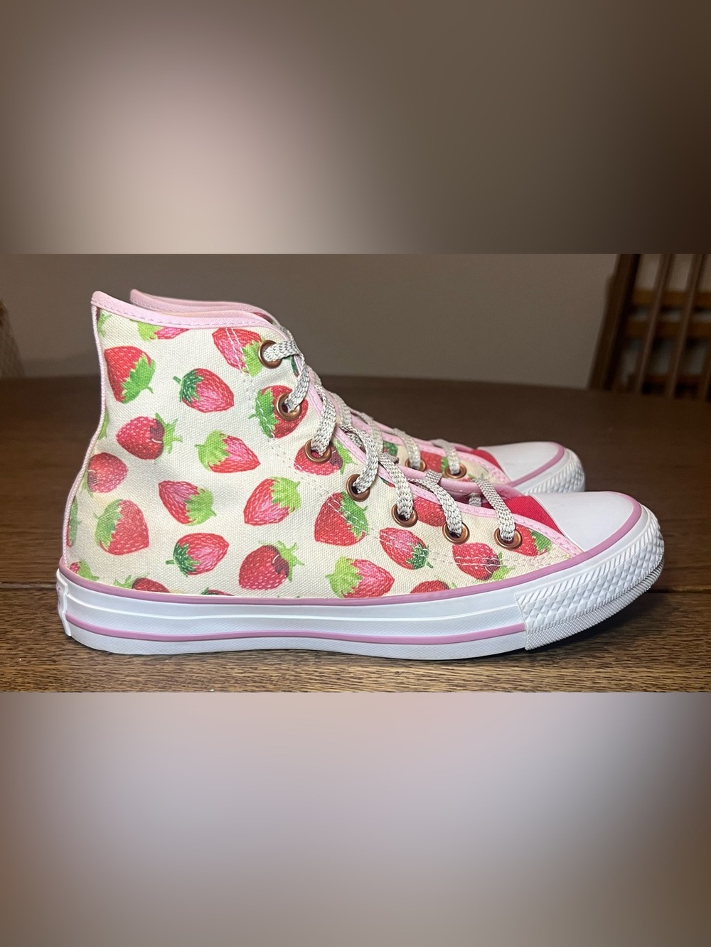 Converse Chuck Taylor All Star Strawberry Print Sneakers Women’s 7 Pink Canvas